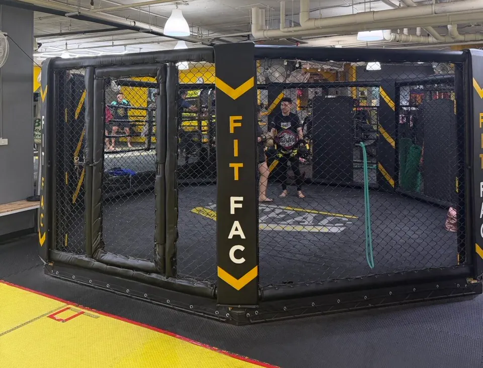FITFAC 체육관의 훈련용 케이지