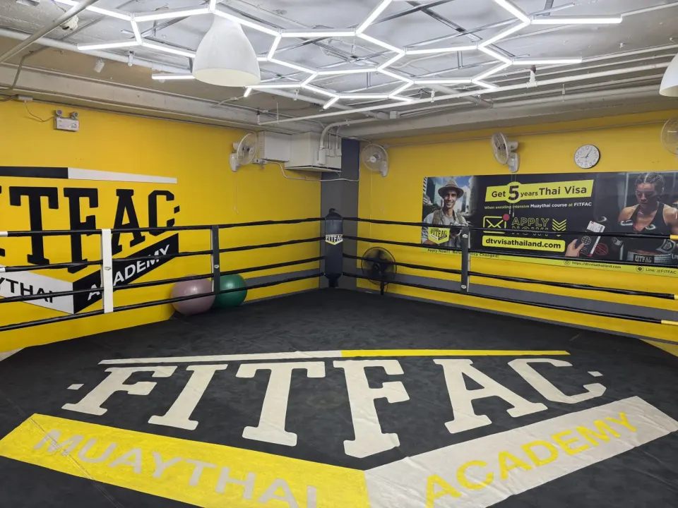 Ring FITFAC avec une banderole sur le visa DTV au mur