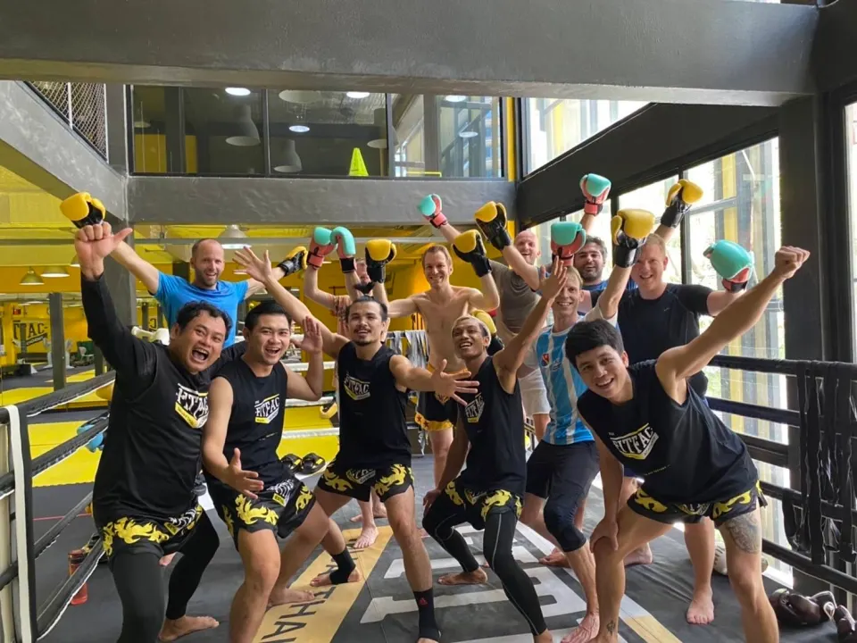 Des élèves célèbrent après un cours collectif chez FITFAC